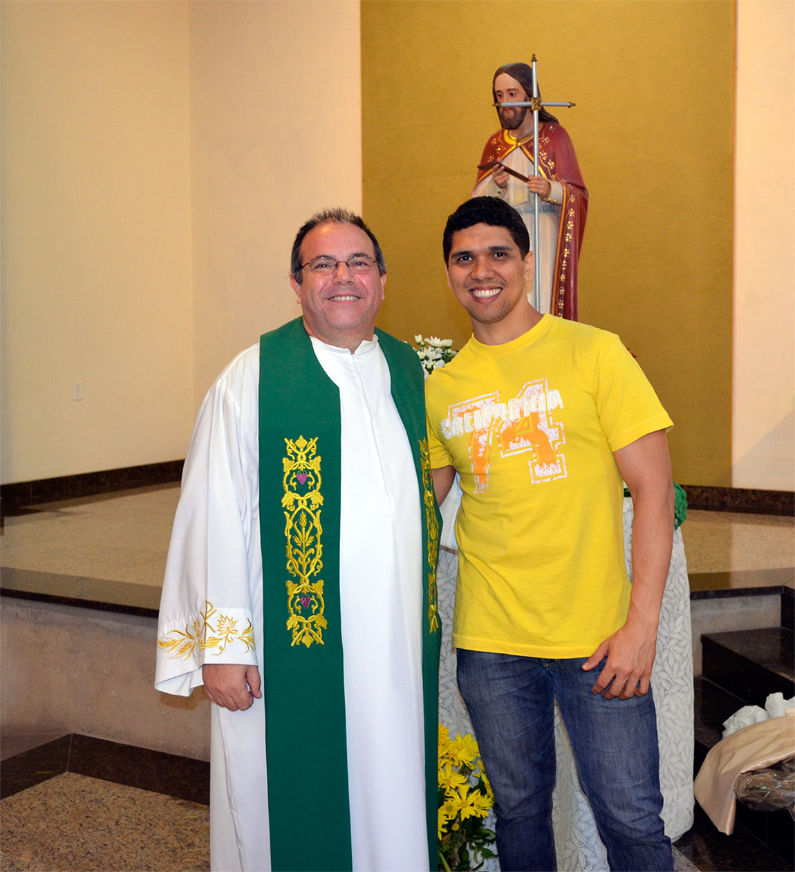 Jorge Fellipe com Padre Frank Imagem de São Tomé